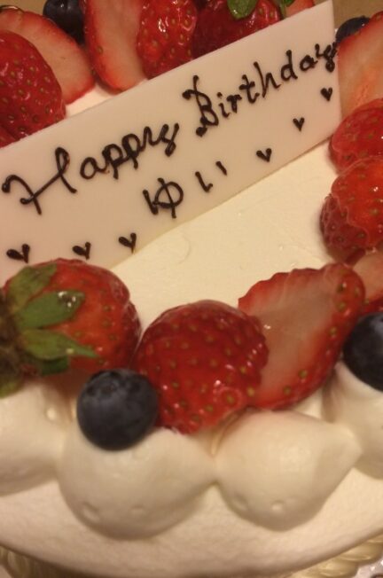 【blog】12回目のお誕生日。 – 今日はうちの愛息子、ユイちゃんの12歳のバースデーです。 ユイの誕生日に託つけてお気に入りのケーキ屋さんでホールケーキを買ってきました。※人間用… http://t.co/0Eol5brcaX